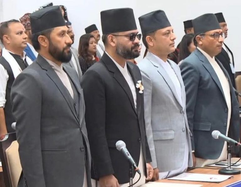 नवनिर्वाचित सांसदले लिए सपथ
